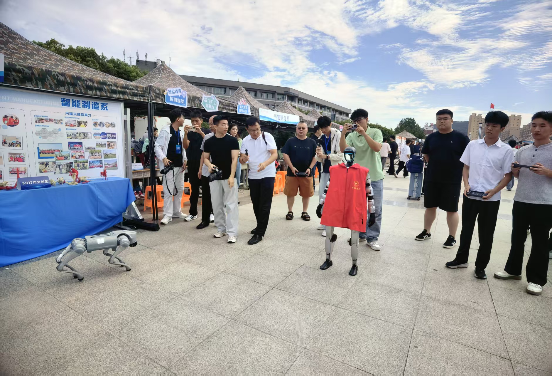 2026级迎新现场具人机器人表演